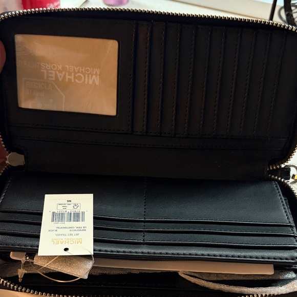 Jet Set Large Logo Wallet - Picture 4 of 10